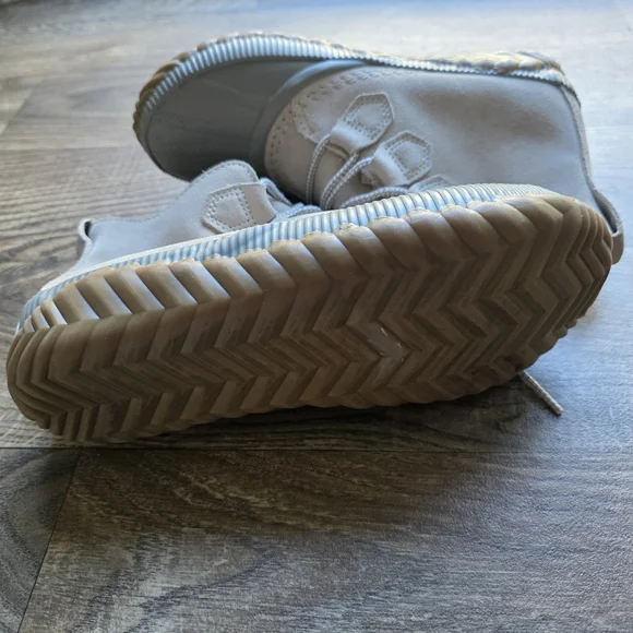 Sorel Gray and Tan Boots - Picture 6 of 7